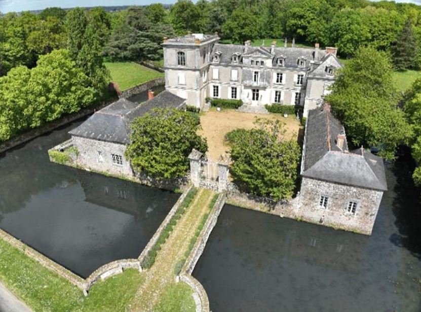 Vue par drone du château de la Berrière et de ses douves