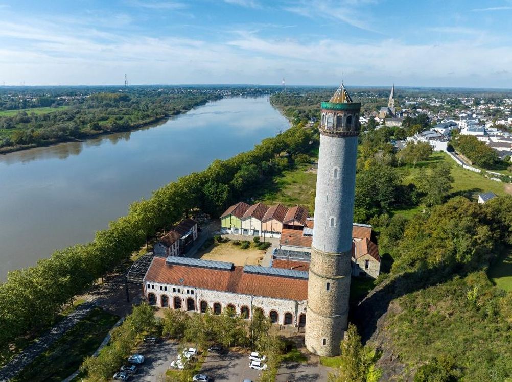 Vue par drone de la Tour à Plomb de Couëron et de la Loire