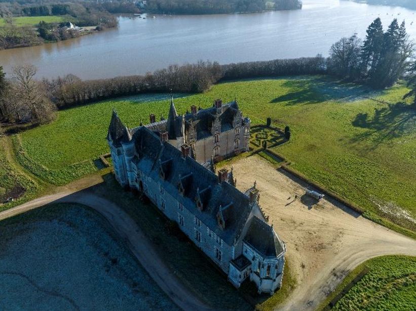 Vue aérienne par drone du château de la Gascherie et de l'Erdre
